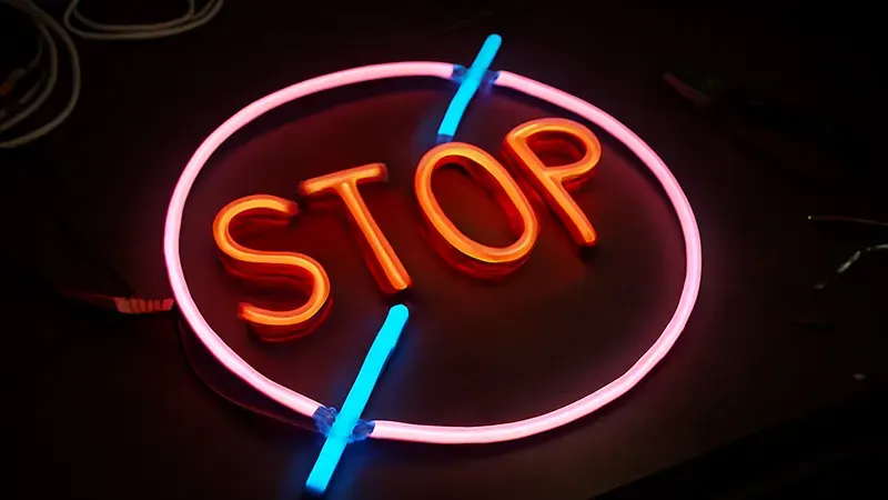 7 اشتباه رایج در خرید تابلو نئون سفارشی