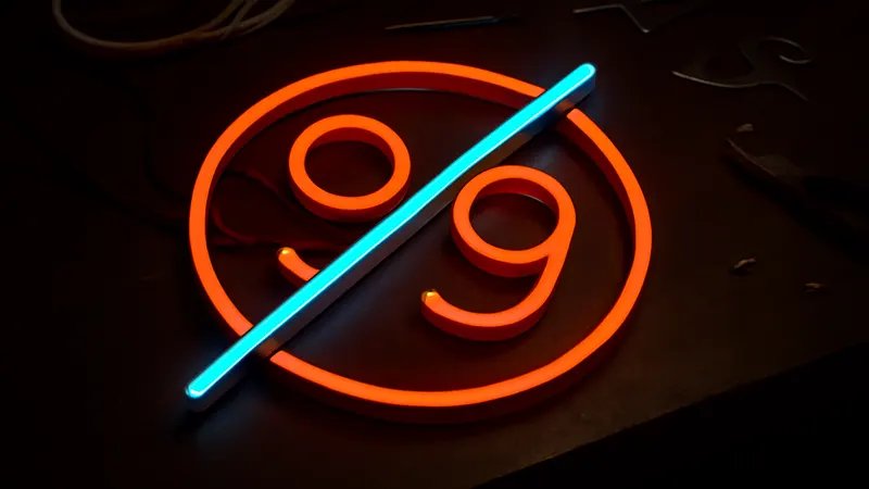 تابلو نئون سفارشی با نور آبی و صورتی روی دیوار بتنی در فضای داخلی مدرن، طراحی حرفه‌ای بدون نوشته